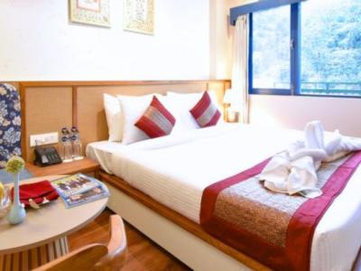 Club Room with balcony with city view